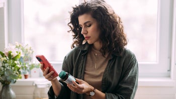 Vitamin-D-deficiency: woman reading vitamin label 1588090928
