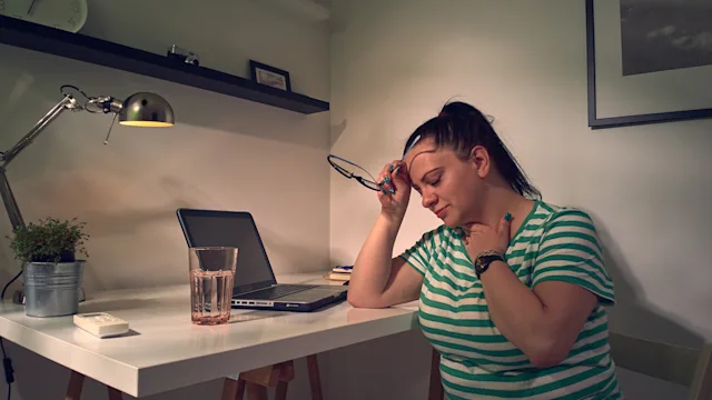 Thyroid: woman with neck pain at home 1492283503