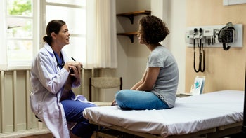 Pantoprazole: doctor discusses symptons with patient 863504394