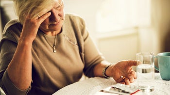 Suprax: senior woman head pain 637977398