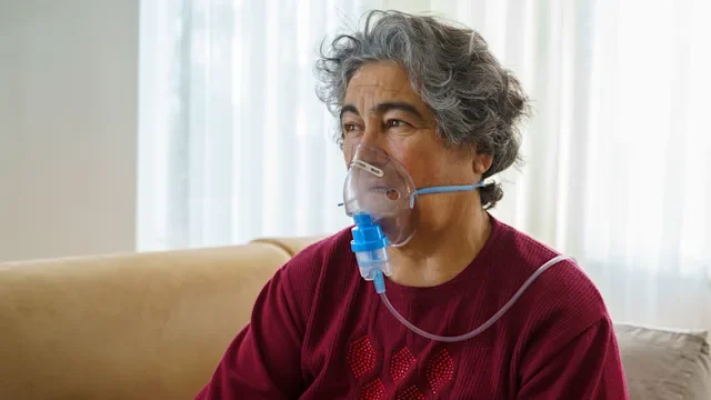 RSV: Adult treatment: senior woman oxygen mask 1363489256