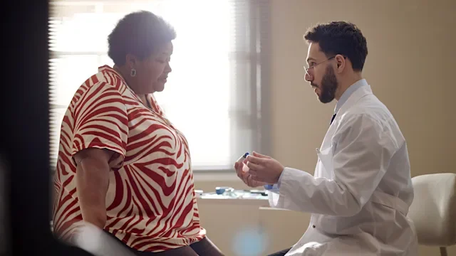 GLP-1: HCP explains injection pen to patient 2273526031