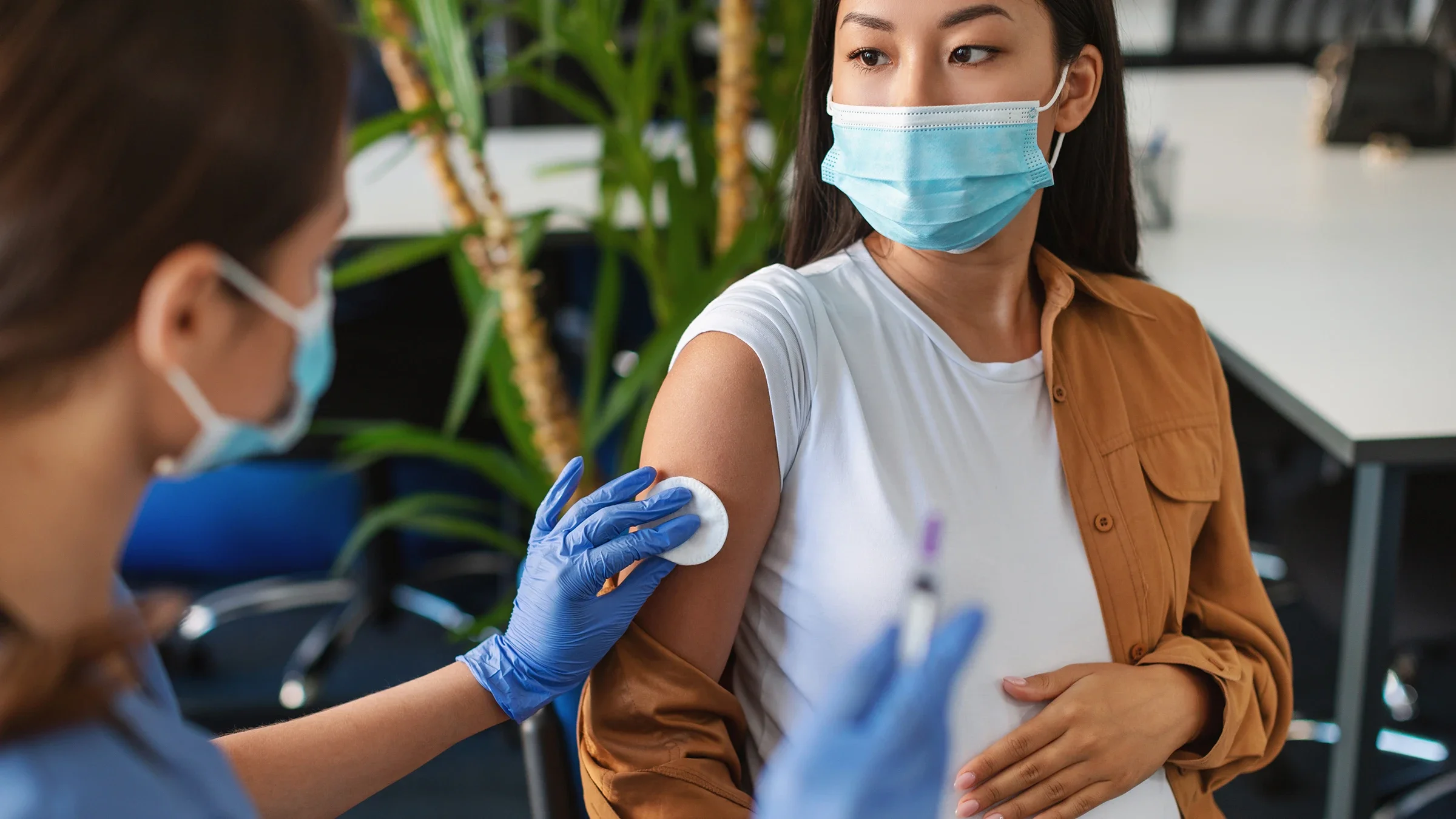 Vaccination: Pregnancy: pregnant woman receiving shot 1342053407