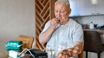lisinopril: senior man taking medication 1475572073