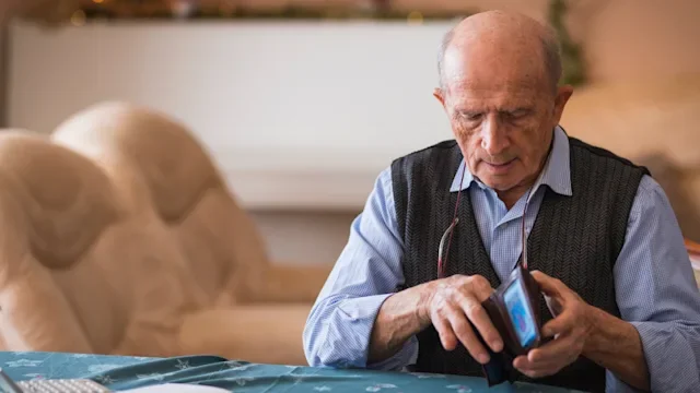 Medicare: GoodRx: opening wallet counting money 1420162303