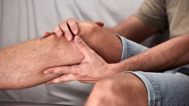 Musculoskeletal: Tendonitis: cropped shot holding knee 1407834066