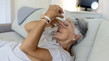 Prolensa: woman using eye drops at home 1337792001