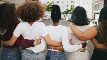 line of friends linking arms　1165275486