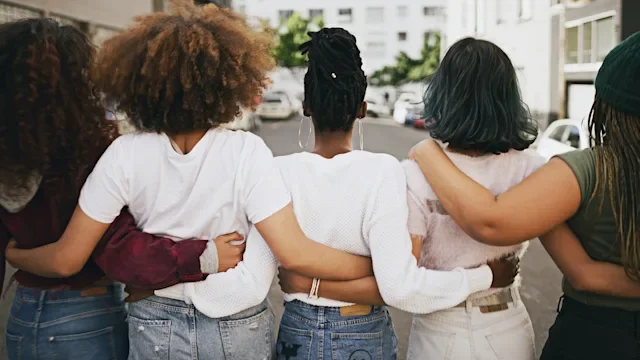 line of friends linking arms　1165275486