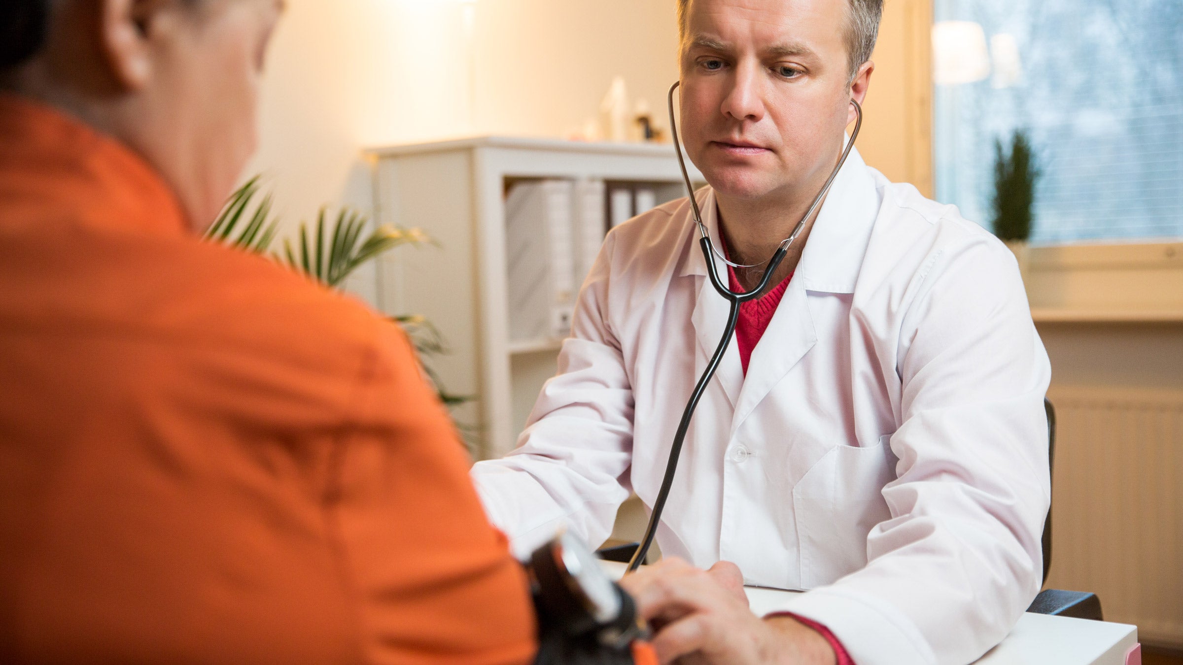 Hypertension: measuring blood pressure 646346076