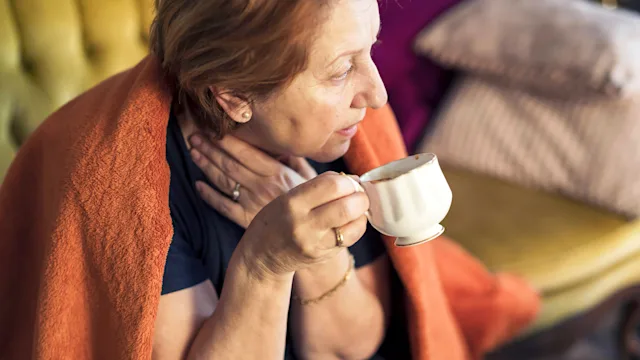 Health: Covid-19: hot drink for sore throat 1222467863