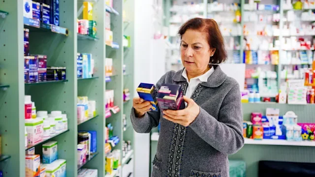 Kidneys: senior woman shopping at pharmacy 1906853460