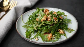 diet-nutrition: arugula salad with nuts 1494655200
