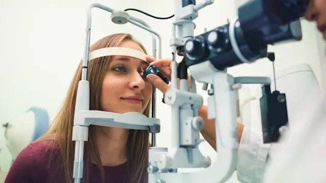 eye: retina eye check-1152773135