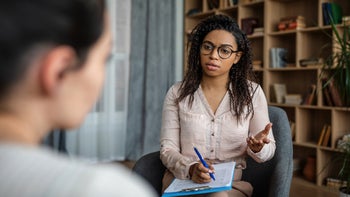 Mental health: therapist speaking to client 1471478164