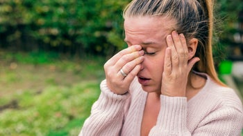 cold-symptoms: sinder: allergies: sinus pressure woman outdoors-898220614
