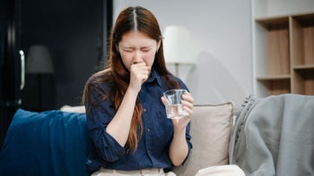 COVID-19: no fever: coughing holding water 2157736732