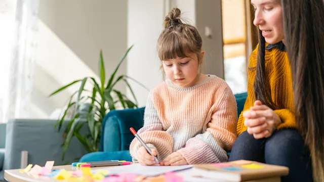 Children's health: girl drawing a picture 1386200846