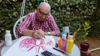 Lung cancer: man paints lung cancer awareness-1407462162