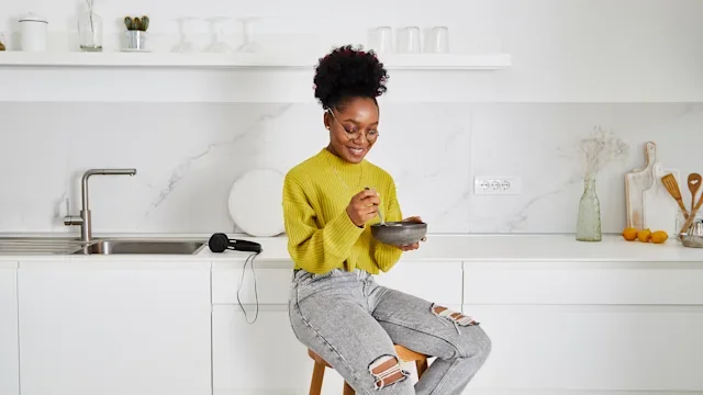 diet-nutrition: woman eating breakfast 1479193075