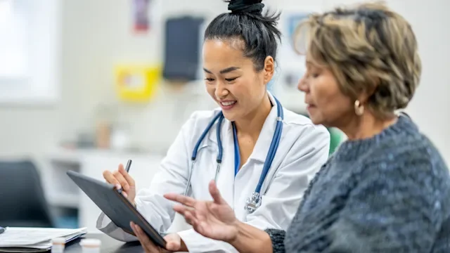 HCP: HCP reading a tablet 1811469485