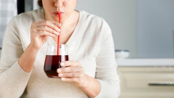 Fertility: woman drinking pomegranate juice 1387792762