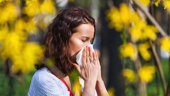 Xyzal: woman blowing nose 518616446