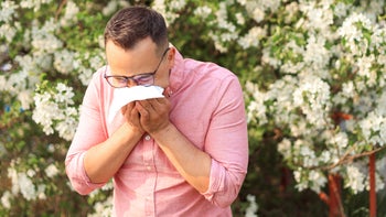 Zyrtec: man blowing nose outside 1457628700