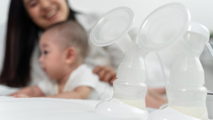 https://www.grxstatic.com/4f3rgqwzdznj/6ZQhfI2kuIOGtKxjA2MScX/77194d587ff766e4007dace698e80010/breast-pump-baby-with-mom-1264102658.jpg?format=pjpg&auto=webp&width=704