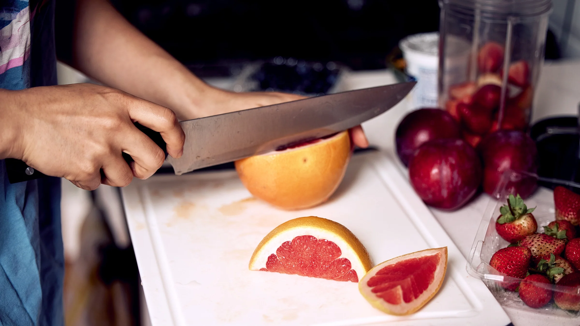 A close-up of slicing grapefruit.