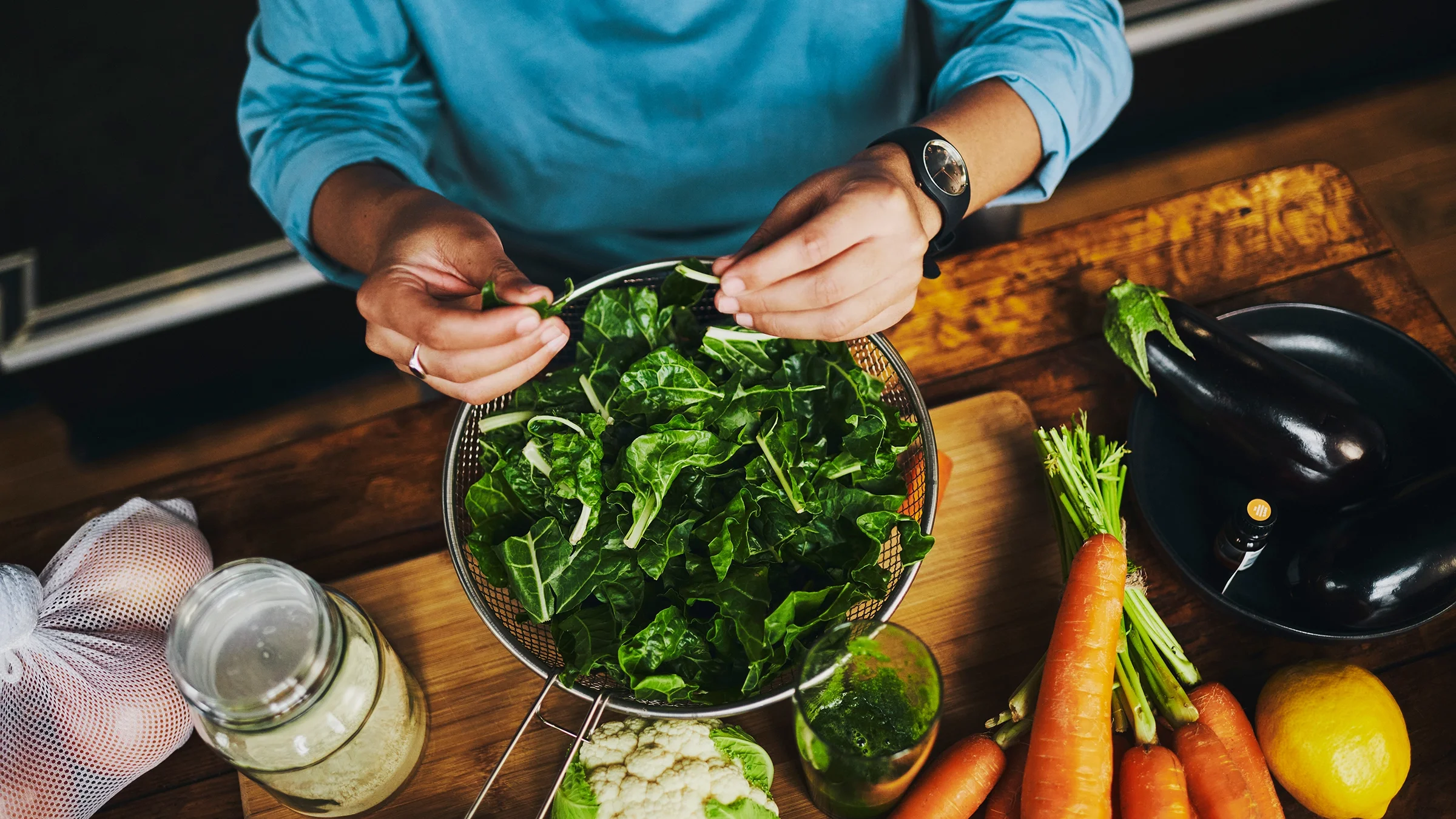 Overview of hands washing kale.