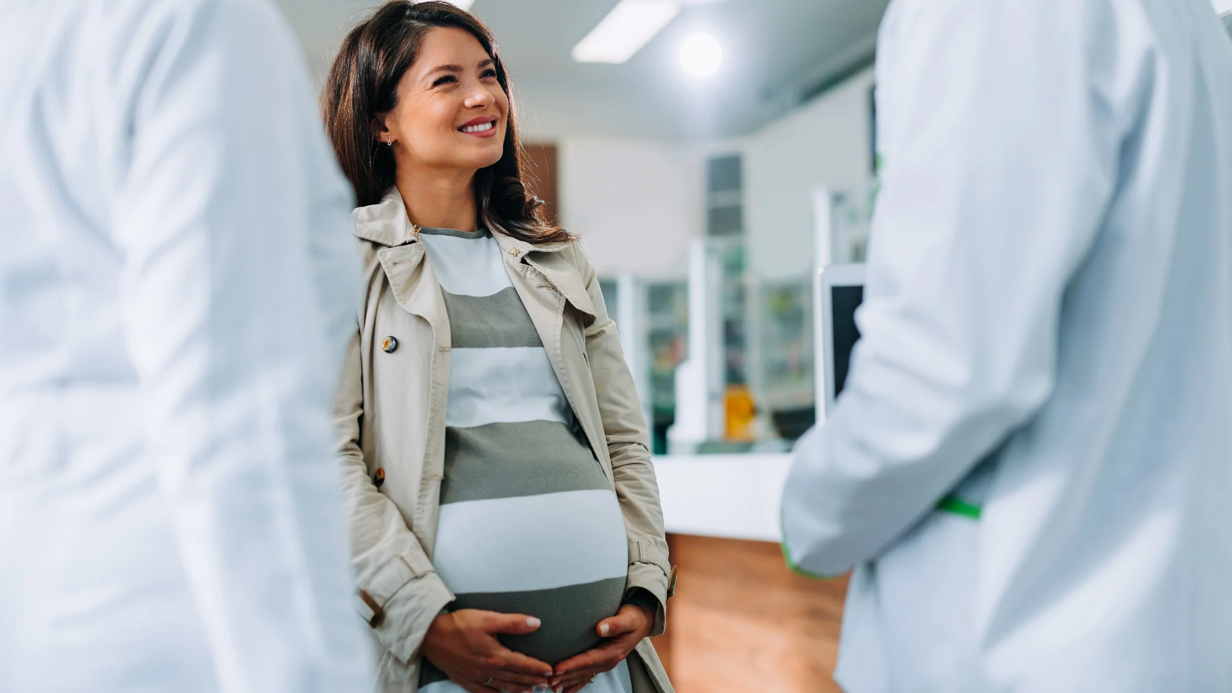 A pregnant patient talking to pharmacists.
