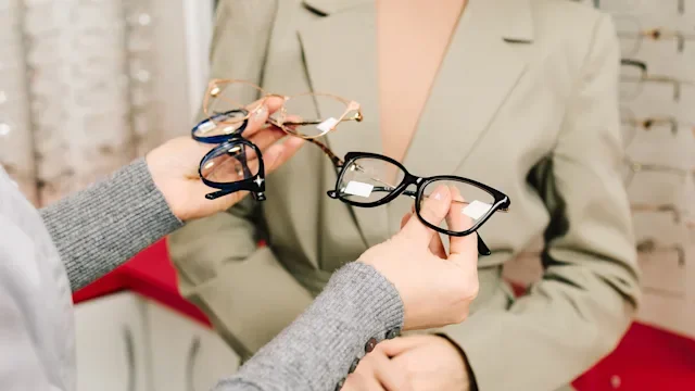 Eye: choosing eye glasses 2205774288