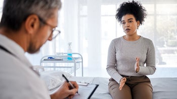 Hemorrhoids: woman consulting with a doctor 1469529303