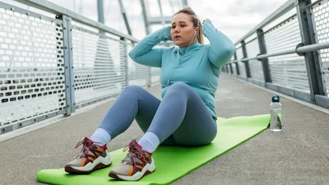 Movement Exercise: woman doing crunches 2157595241