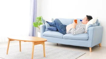 Weight loss: person with beer belly drinking on couch 1333202297