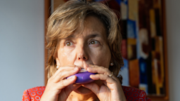 A woman uses the Advair Diskus inhaler.
Miguel Valente/iStock via Getty Images Plus