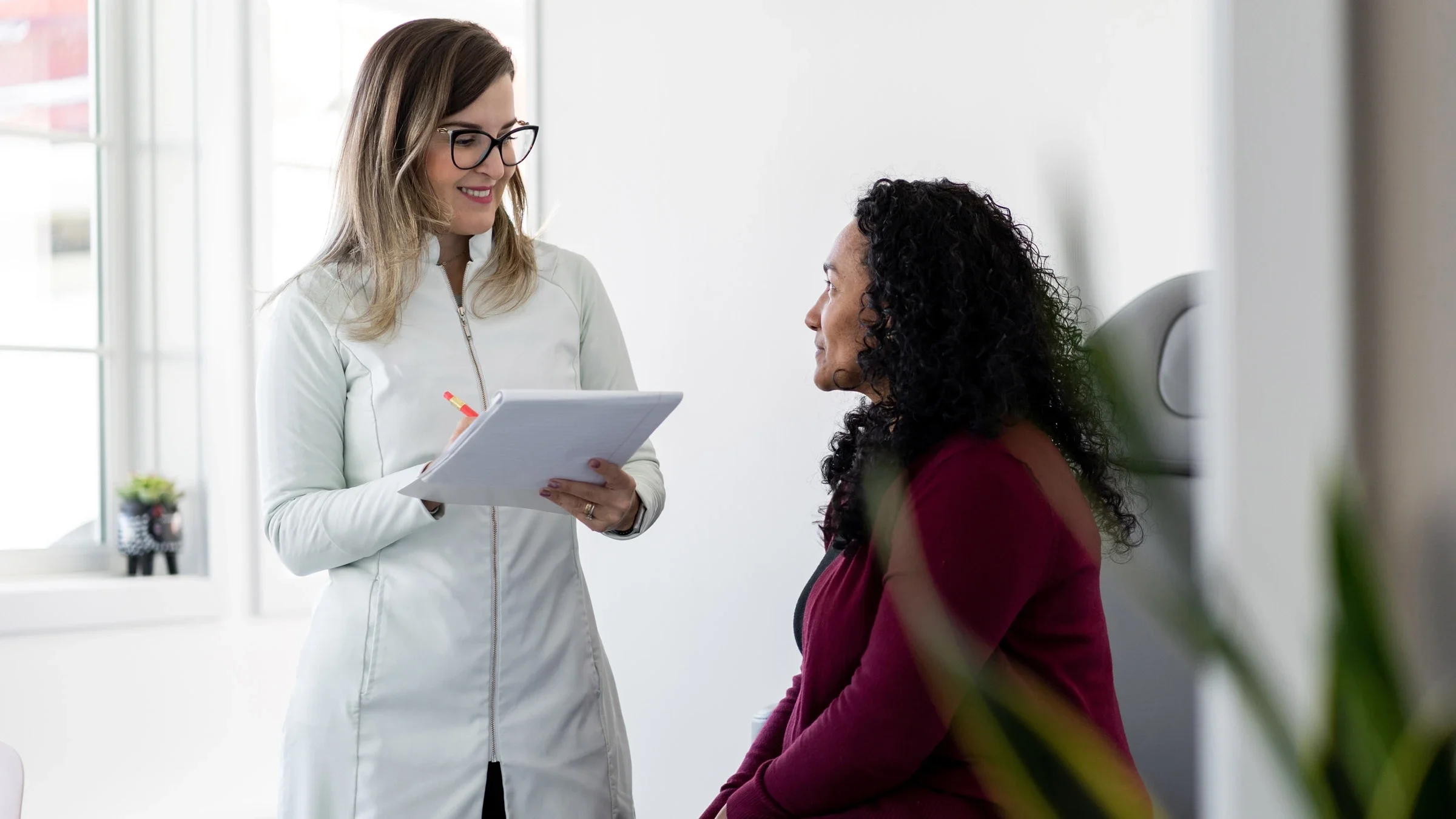A HCP talking to a plus-size patient.