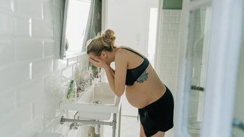 Pregnancy: Acne: pregnant washing face 1270642965