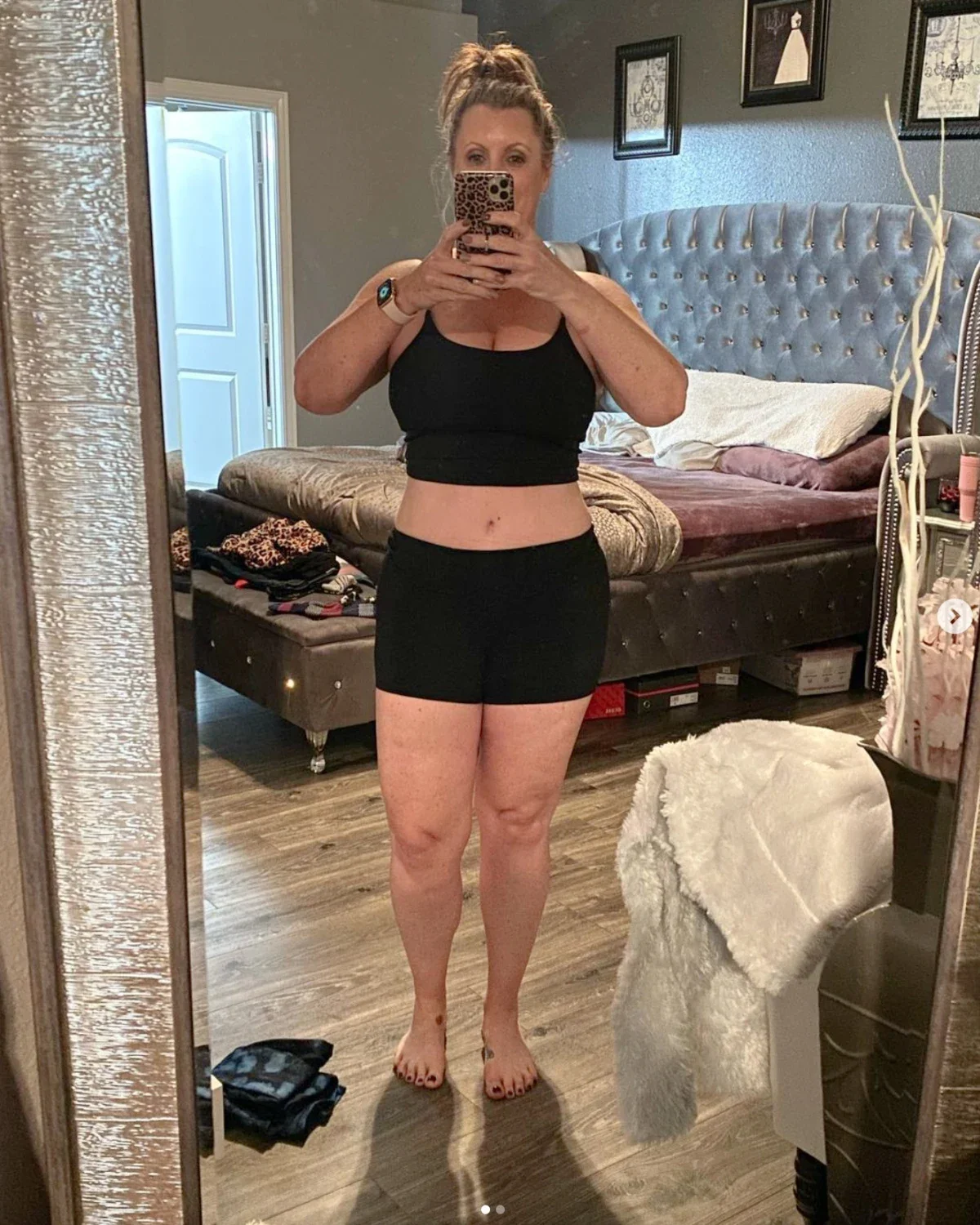 Shannon Townley is pictured in a full-body mirror selfie.