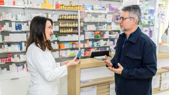budesonide: alternatives: pharmacist explaining inhaler to patient 1369392044