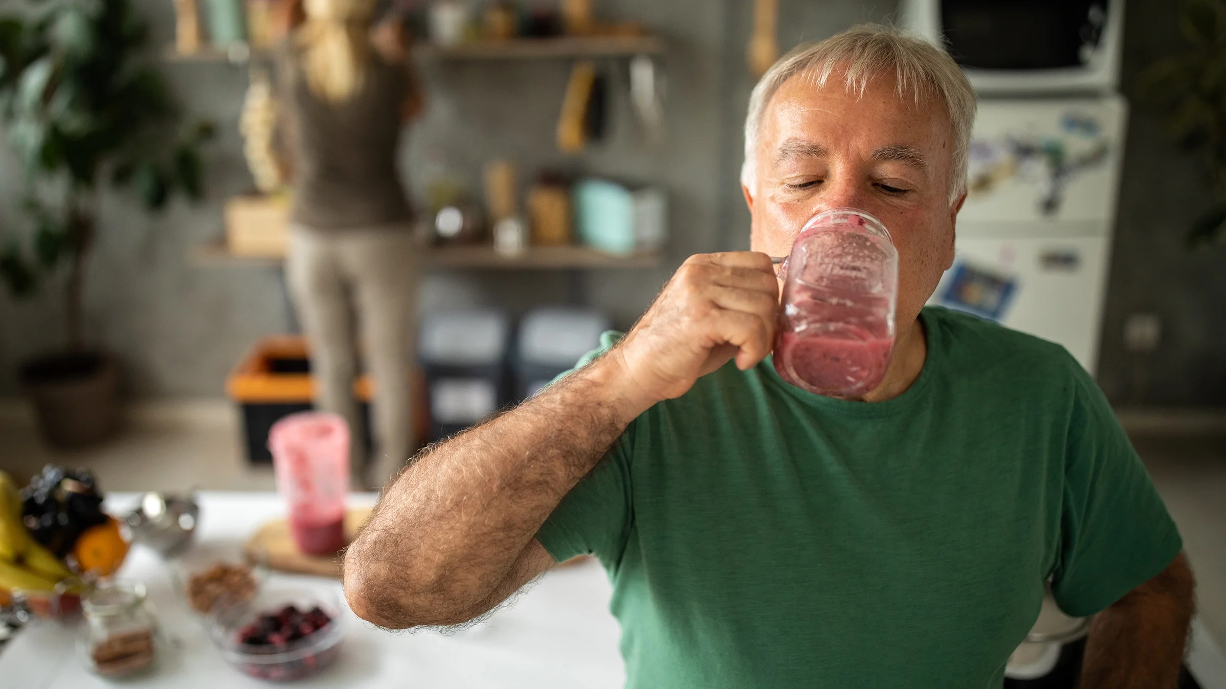 A man drinks a smoothie. After a tooth extraction, there are foods to favor, such as smoothies and soft foods, and foods to avoid, such as hot and acidic foods.