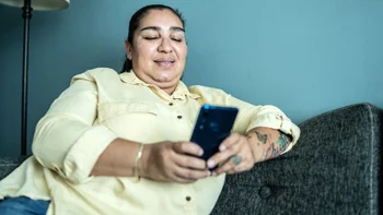 Health: Weight loss: woman using mobile phone 1412893445