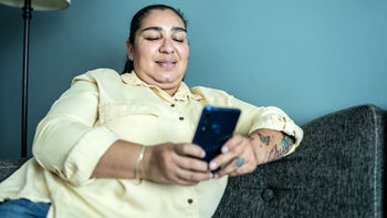 Health: Weight loss: woman using mobile phone 1412893445