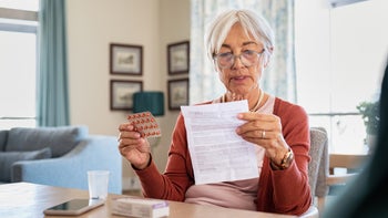 montekulast: asthma: allergies: side effects: treatments: senior reviewing drug info blister pack 1316204025