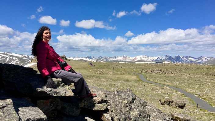 Lesley Lassiter hiking in Colorado