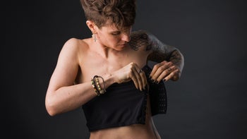 LGBTQ: Chest binding: wrapping chest binder-1342890107