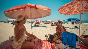 Dermatology: wearing hats under beach parasols 1479340012