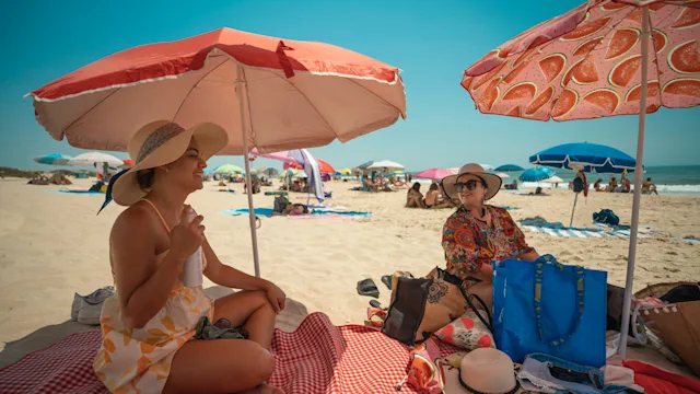 Dermatology: wearing hats under beach parasols 1479340012