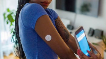 Health: Digital health: digital glucometer check arm-1305533323
